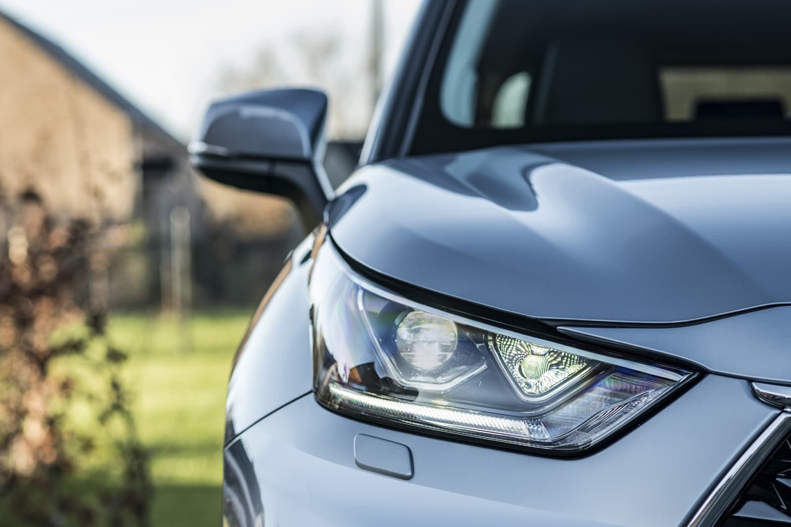 Vista detallada del frontal del Toyota Highlander, destacando su diseño moderno.