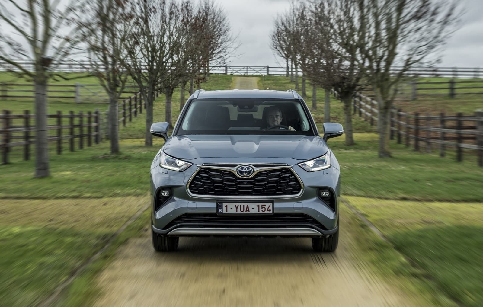 Imagen frontal del Highlander Híbrido destacando su presencia robusta.