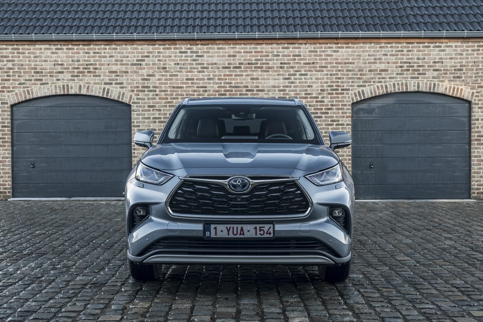 Fotografía frontal del Toyota Highlander Híbrido, con un enfoque en su diseño robusto.