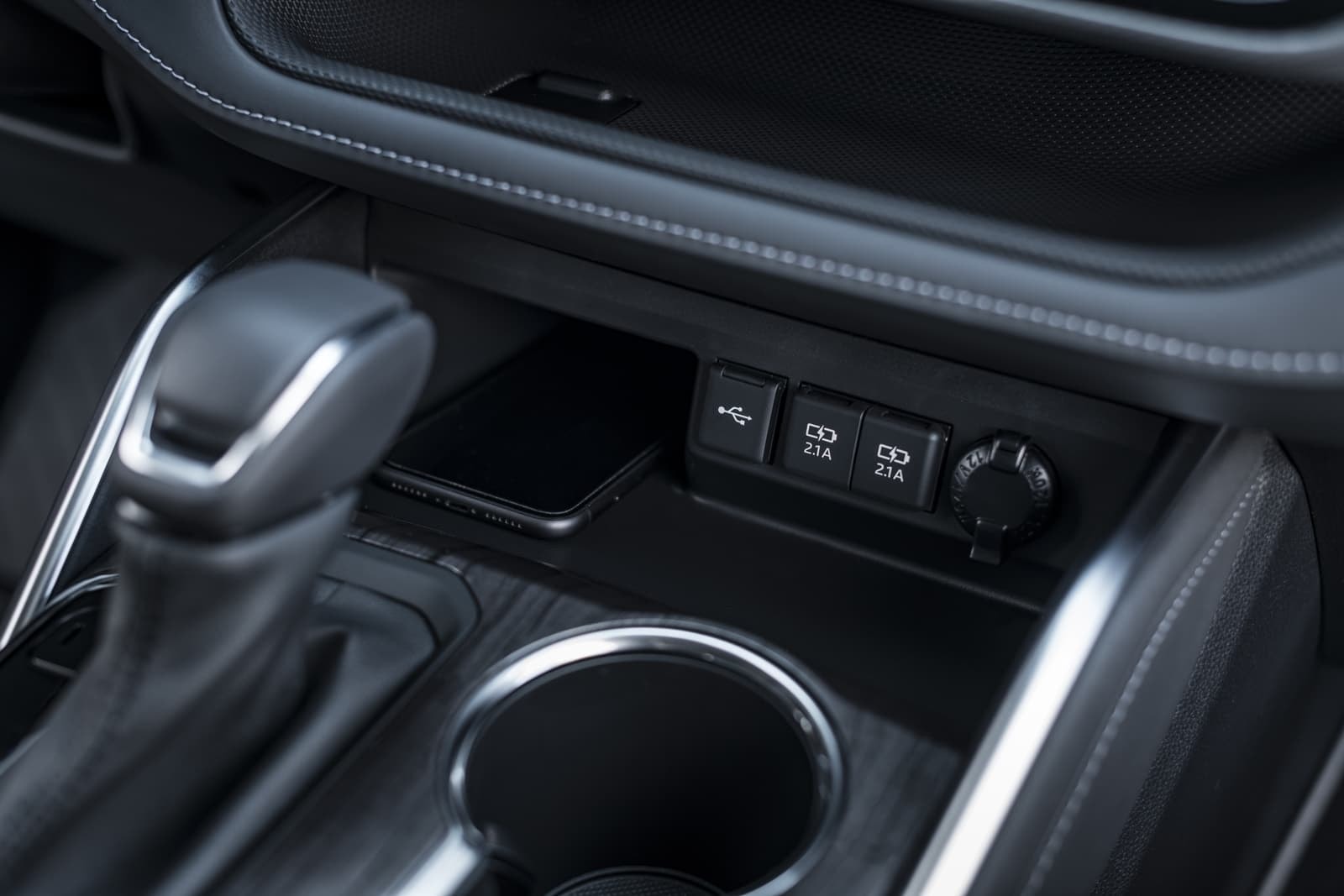 Vista de los controles de tracción y terreno del Highlander Híbrido.