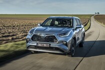 Toyota Highlander híbrido circulando por carretera asfaltada. Toyota Highlander híbrido circulando por carretera asfaltada.