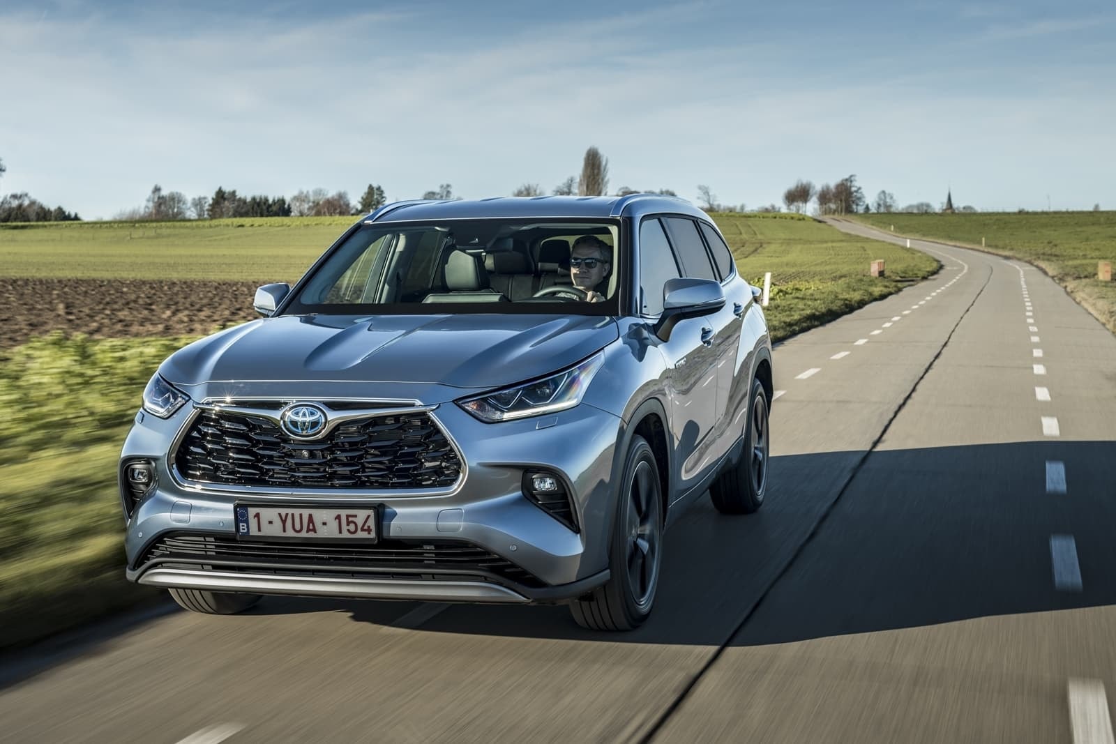 Toyota Highlander Híbrido, ángulo frontal en movimiento.