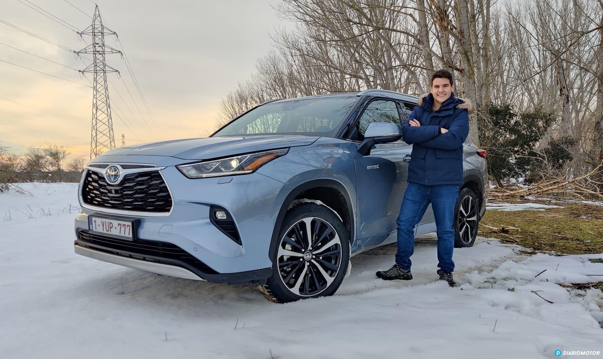 Vista lateral del Highlander en un entorno invernal.