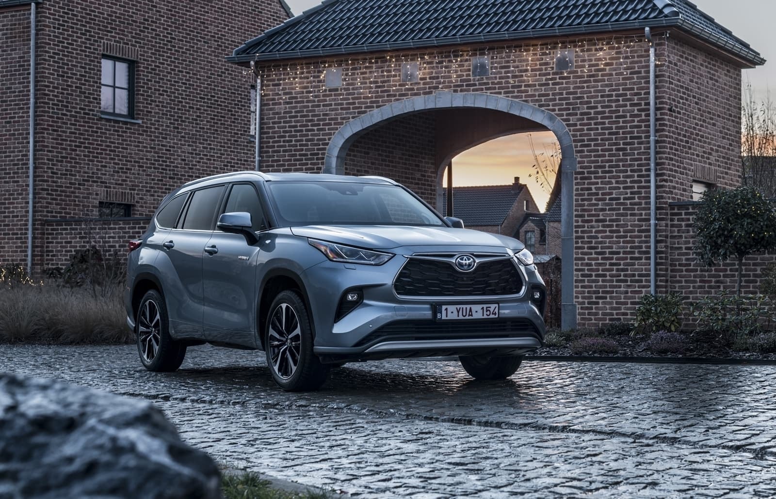 Vista delantera del Toyota Highlander Híbrido destacando su parrilla característica.