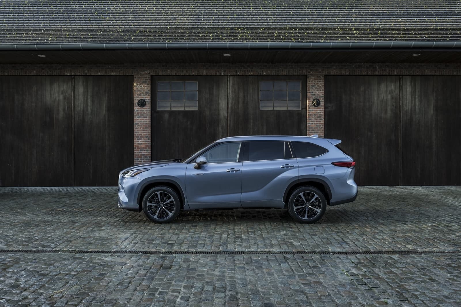 Perfil lateral completo del Toyota Highlander, mostrando su longitud.