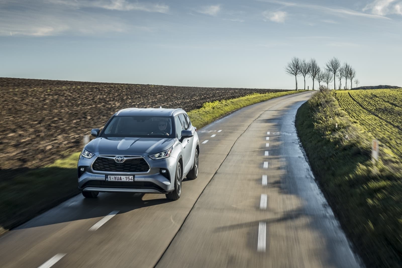 Diseño sofisticado del Highlander en una toma dinámica lateral.