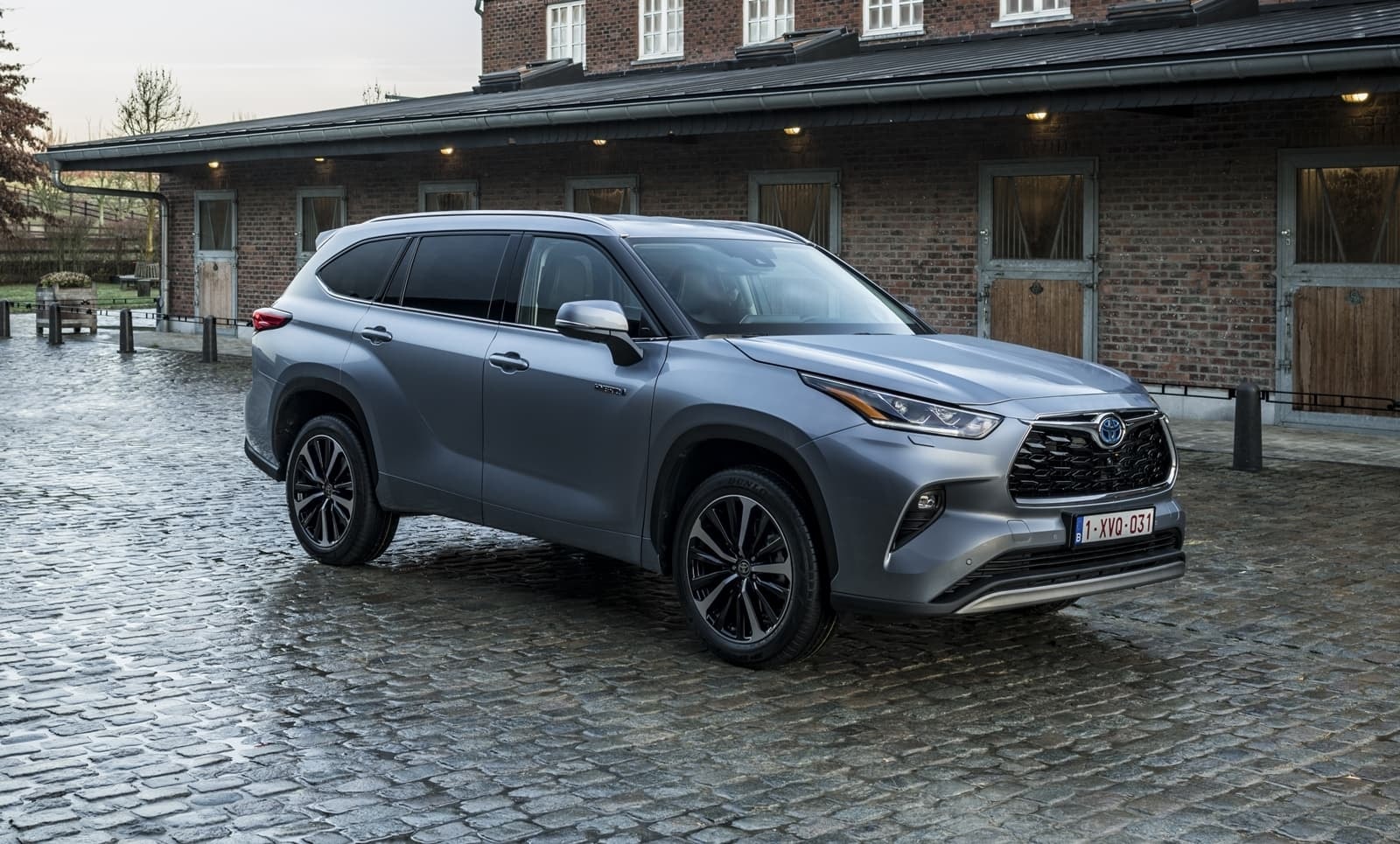 Perfil lateral del Toyota Highlander resaltando sus líneas y llantas.