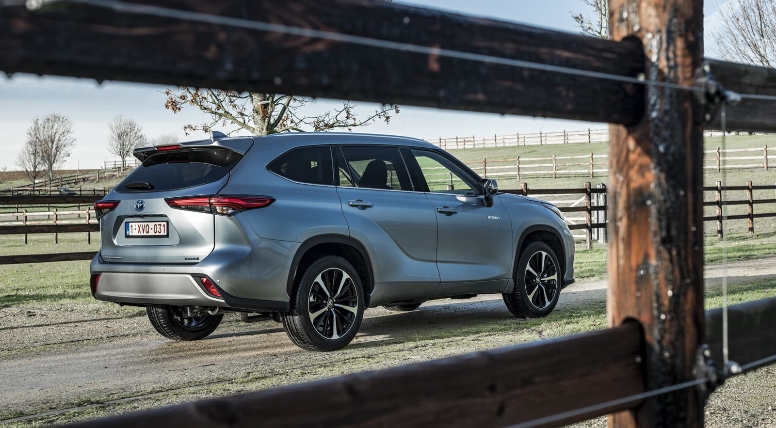 El Highlander Híbrido desde una perspectiva lateral, resaltando su tamaño.