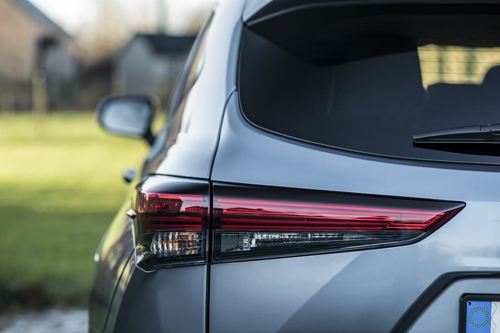 Pilotos traseros del Highlander que resaltan su estética y tecnología LED.