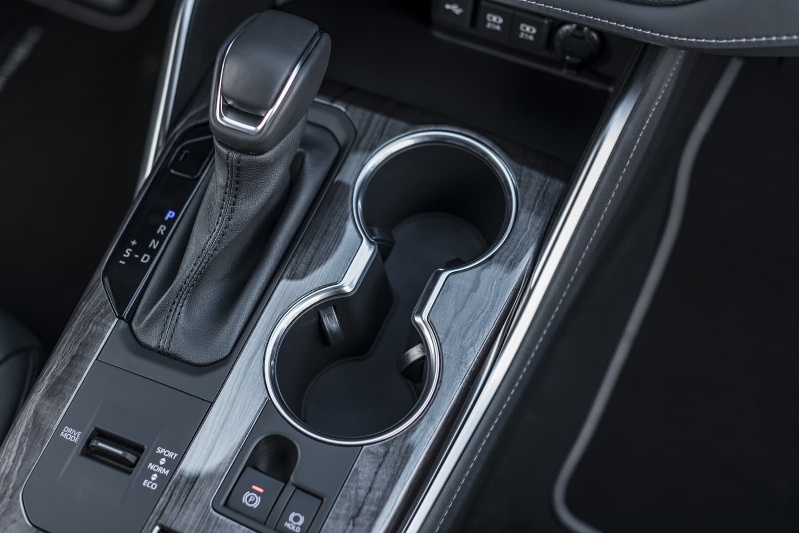 Área central del Highlander con posavasos y detalles cromados.