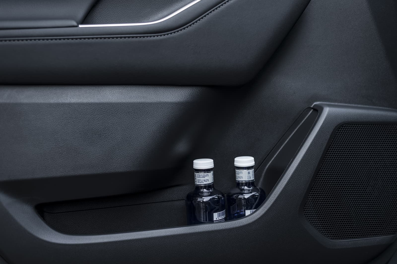 Detalle del botellero en la puerta con capacidad para dos botellas.