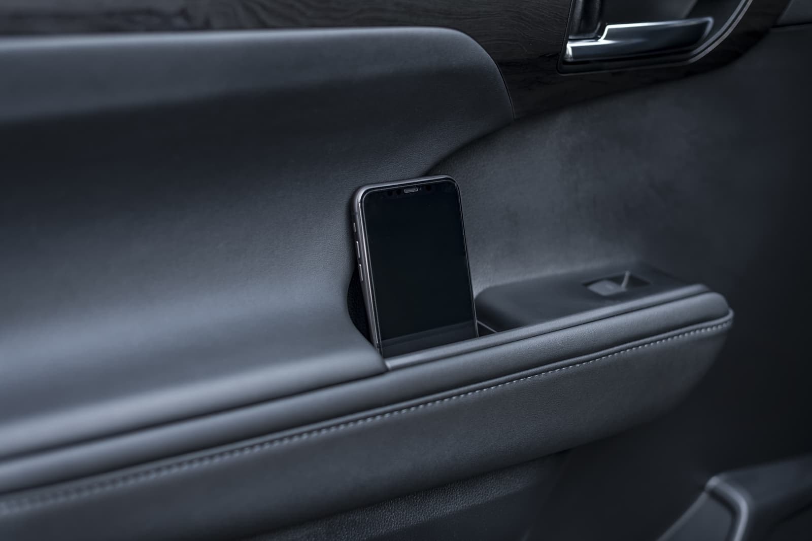 Soporte para móvil integrado en la puerta de un Highlander Híbrido.