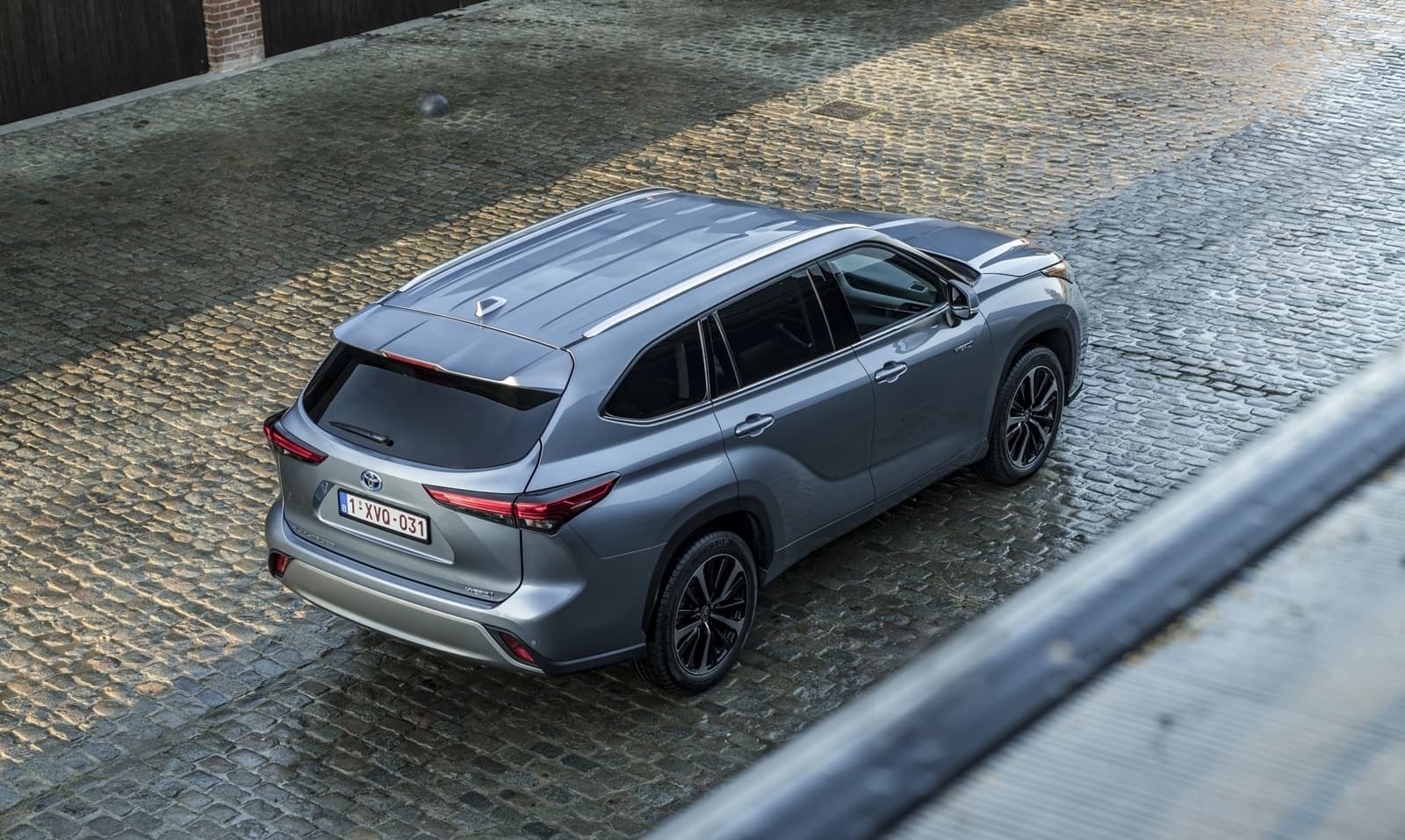 Vista superior del Toyota Highlander Híbrido, con énfasis en el techo y líneas.