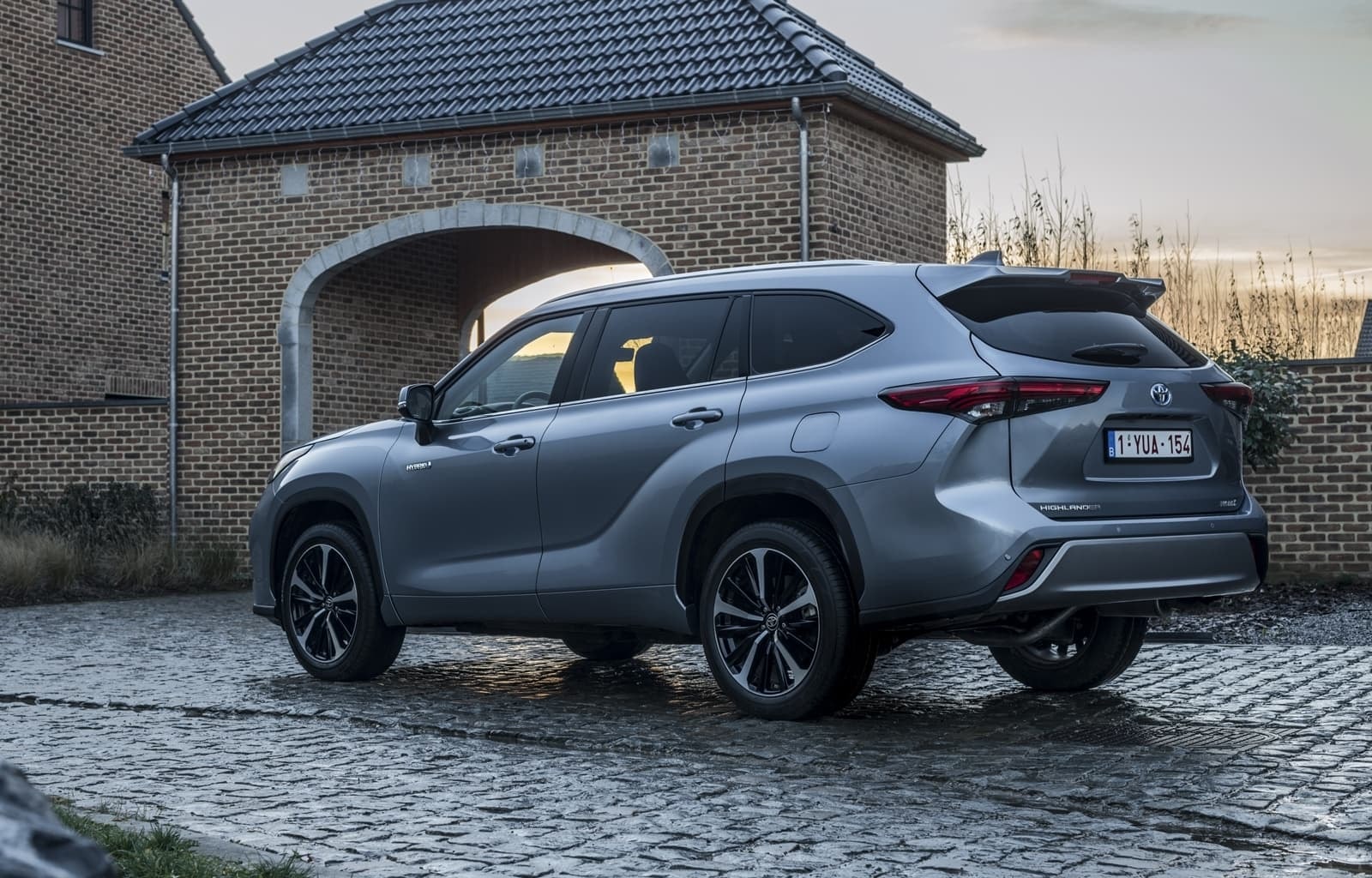 Angular trasero lateral del Highlander Híbrido con diseño moderno.