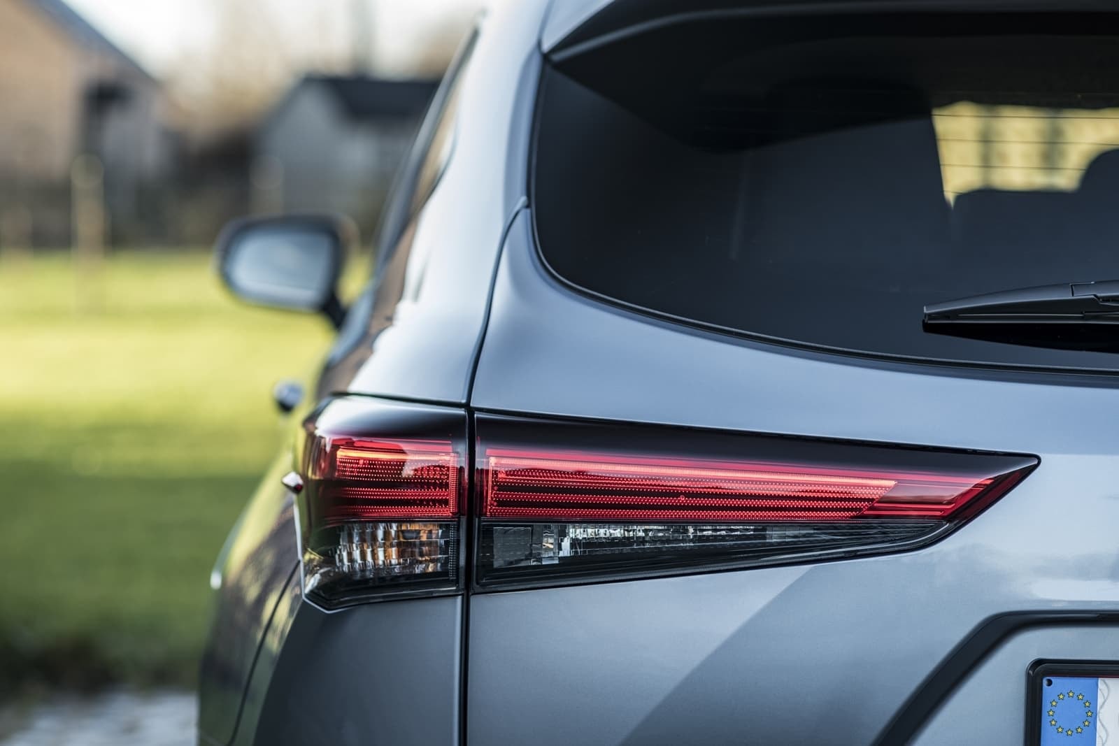 Toma cercana de la parte trasera, enfatizando la luz de freno.