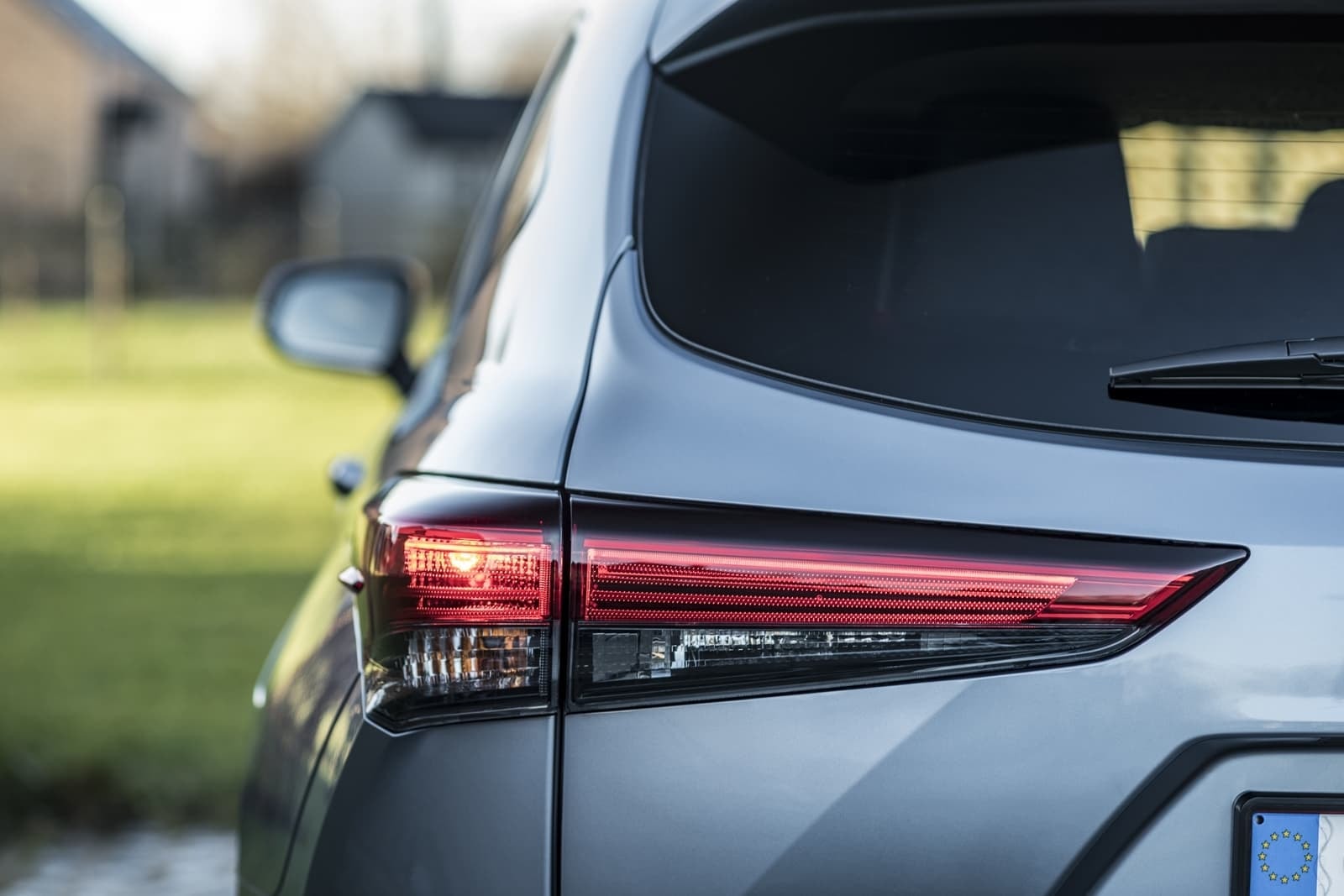 Detalle de la luz direccional trasera integrada en el Toyota Highlander.