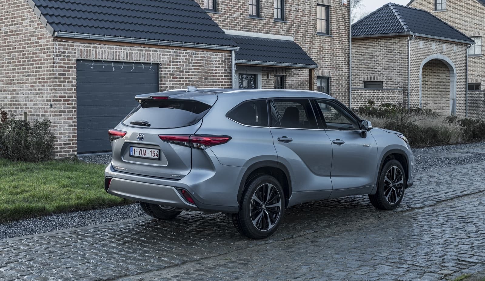 Vista angular trasera del Toyota Highlander Híbrido que muestra su diseño único.