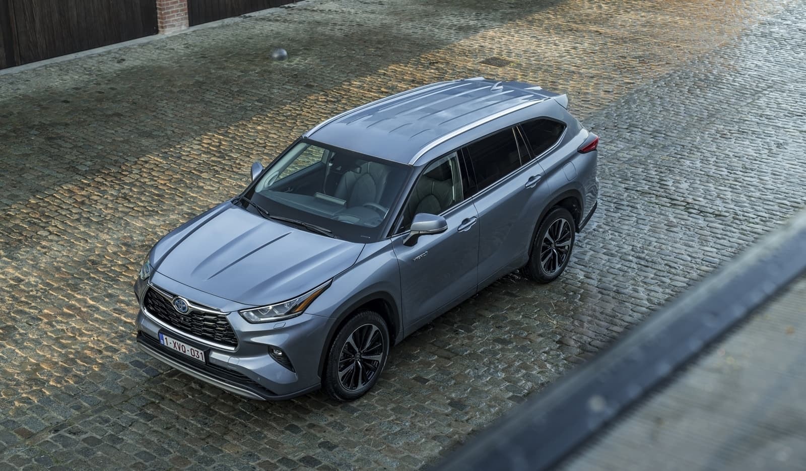 Vista superior lateral del Highlander, mostrando el techo y diseño.