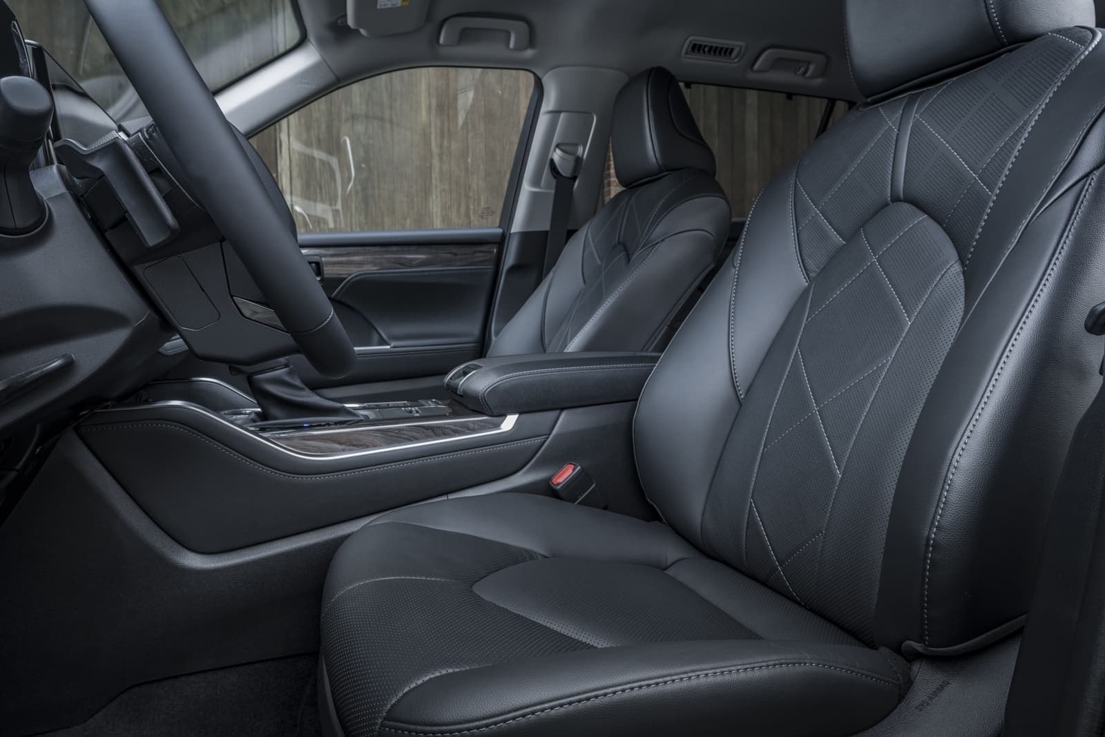 Vista lateral del asiento del piloto en cuero premium con ajuste eléctrico.