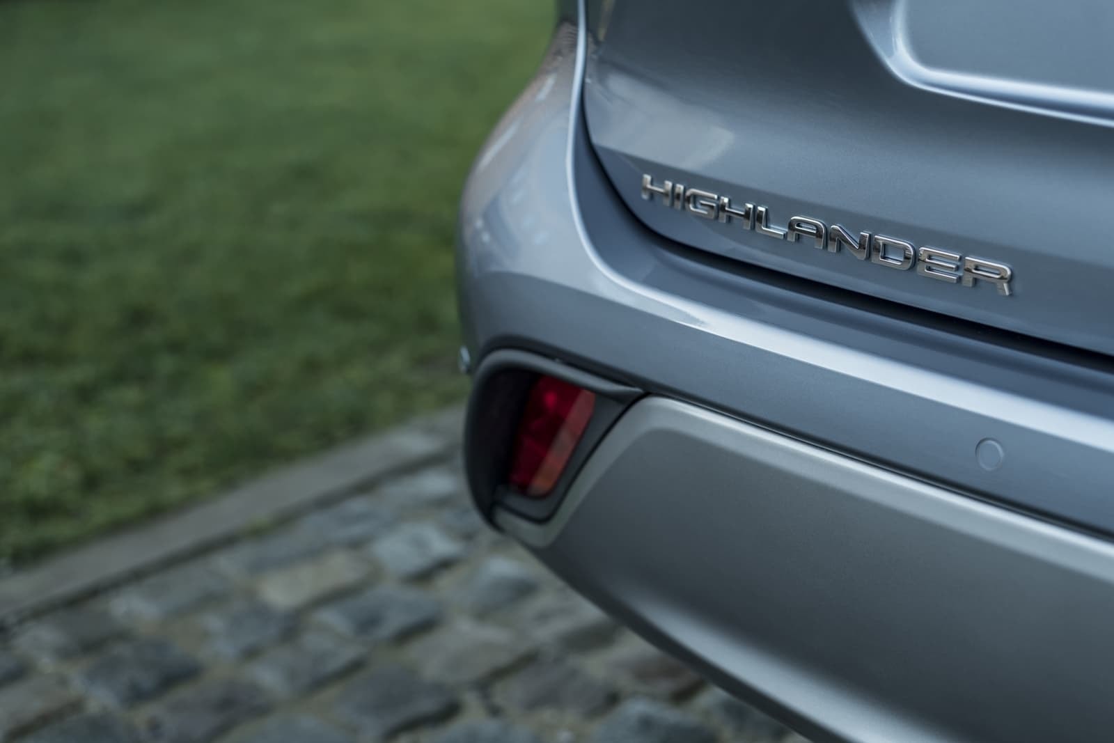 Vista trasera del Highlander Híbrido, destacando el diseño de la zaga.