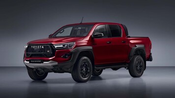 Vista delantera y lateral de un Toyota Hilux con un diseño robusto y moderno. Vista delantera y lateral de un Toyota Hilux con un diseño robusto y moderno.