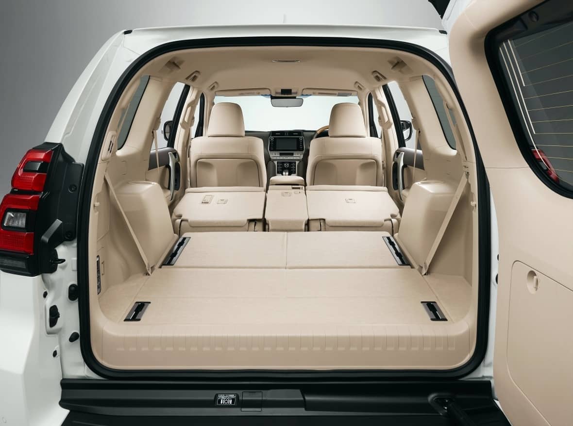 Amplio maletero del Land Cruiser, ideal para largas jornadas y equipaje voluminoso.