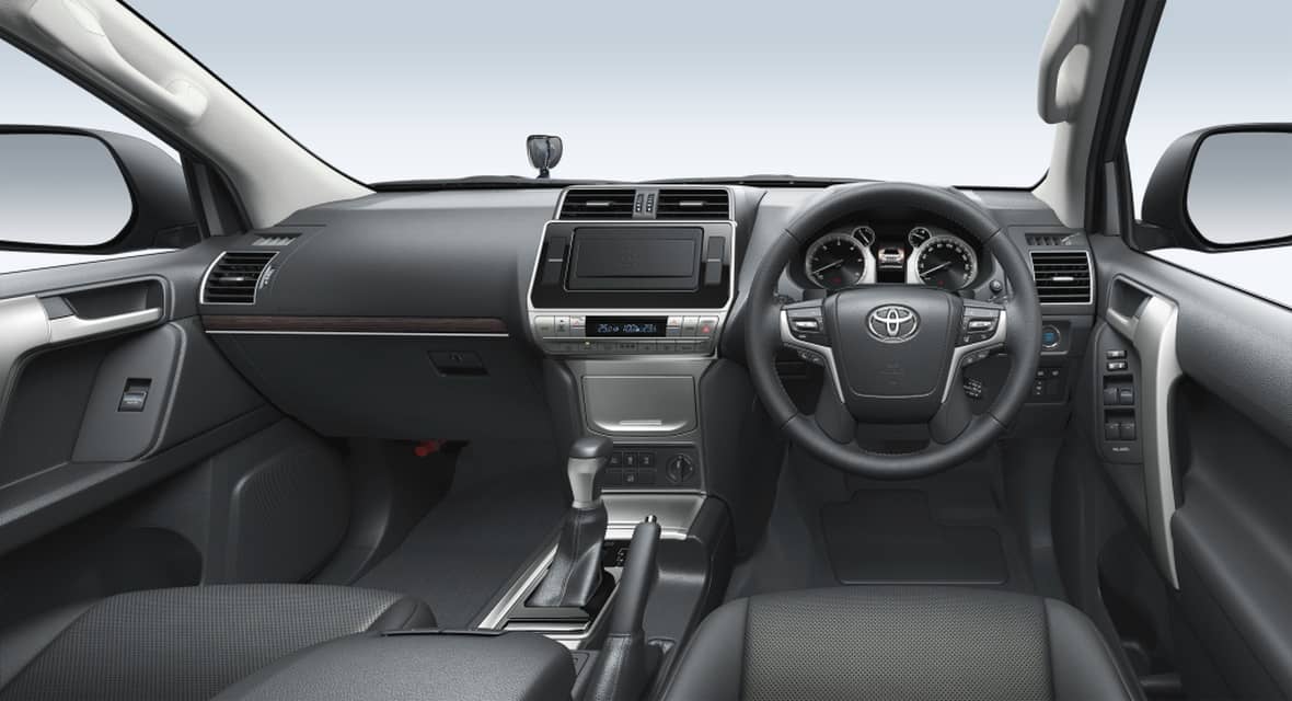 Consola y volante del Toyota Land Cruiser que reflejan un interior moderno y tecnológico.