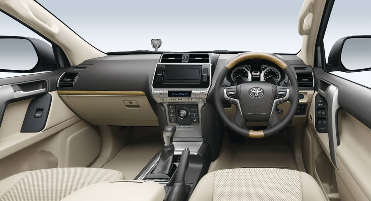 Interior elegante y sofisticado del Land Cruiser con acabados de calidad.