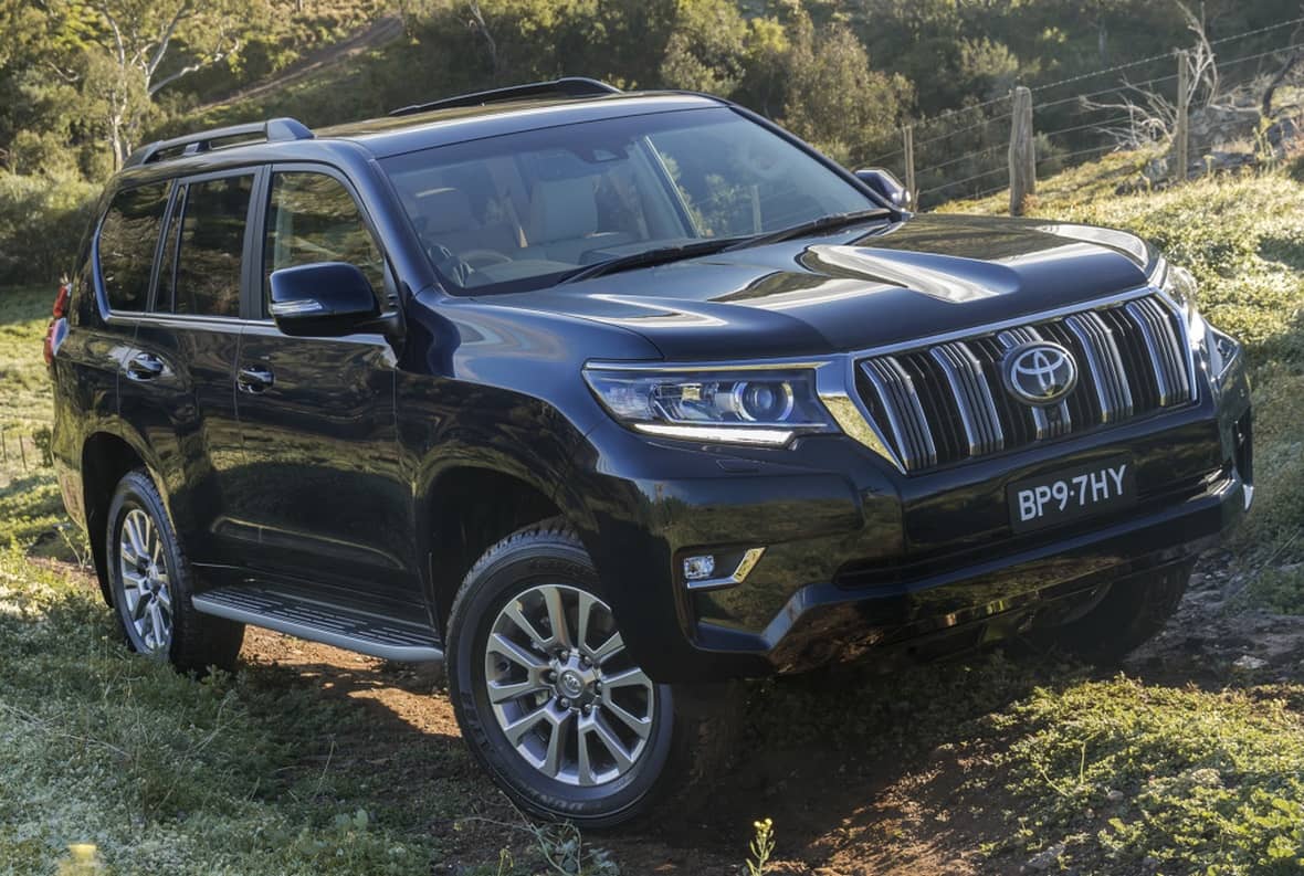 Land Cruiser en color negro en un ambiente natural, imponente.