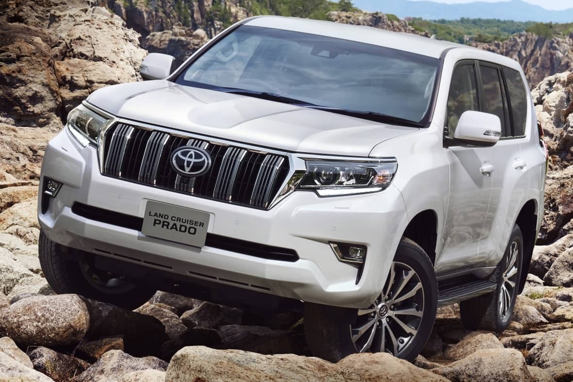 Toyota Land Cruiser Prado destacando su capacidad todoterreno.