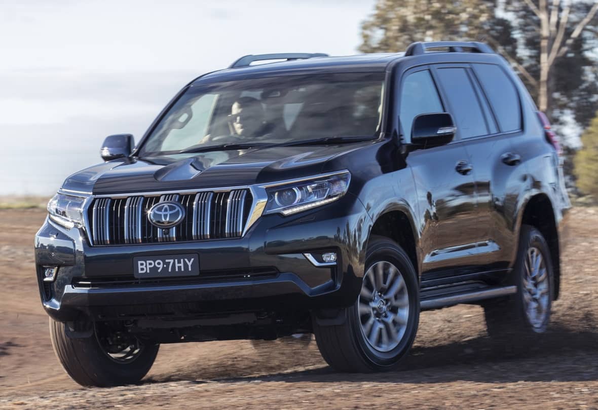 El Land Cruiser en acción, evidenciando su versatilidad y capacidad todo terreno.