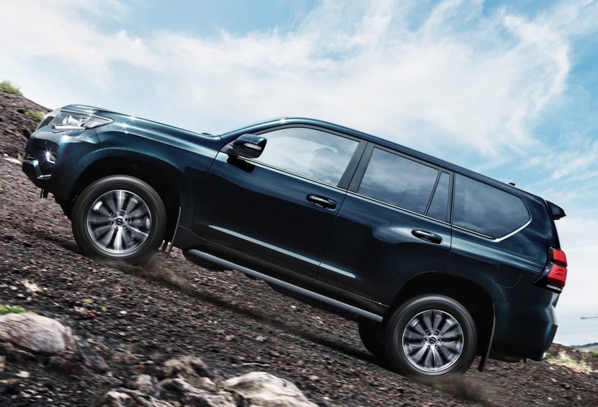 Vista dinámica lateral del Land Cruiser mostrando su perfil robusto.