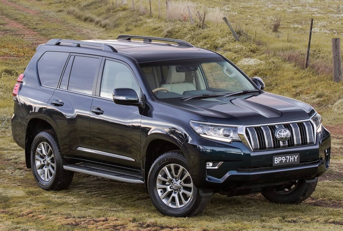 Presentación lateral y frontal del Toyota Land Cruiser con un diseño que comunica fuerza.