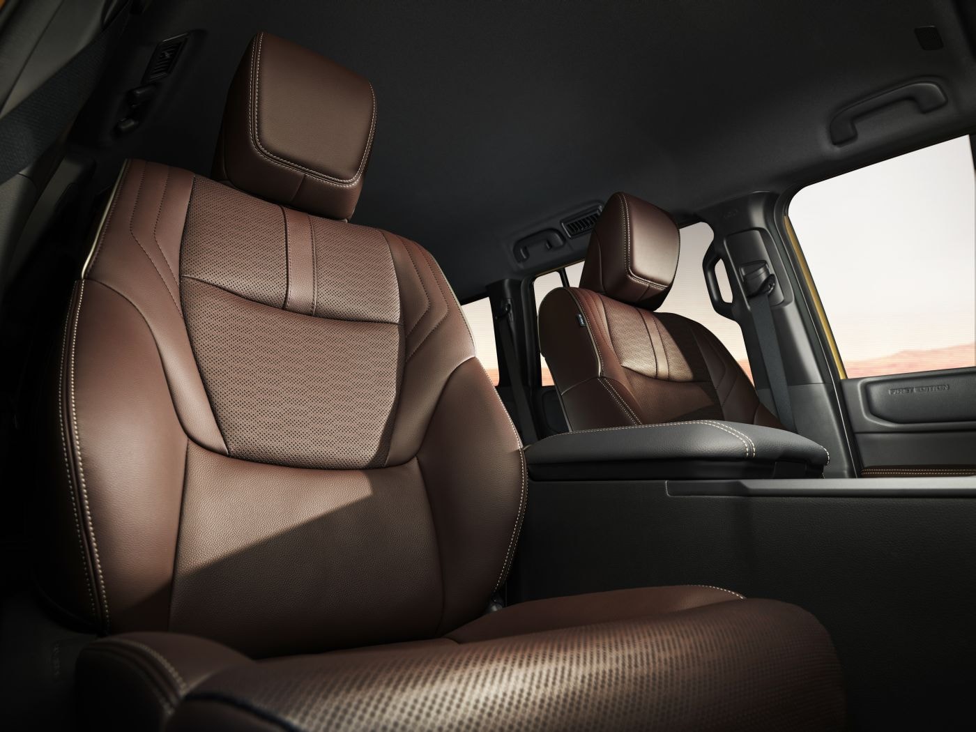 Asientos de cuero con diseño ergonómico para máximo confort en el Toyota Land Cruiser.