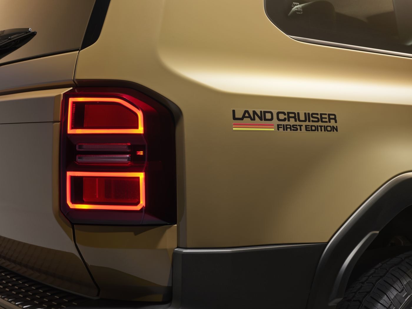 Primer plano de las luces traseras del Toyota Land Cruiser, con un diseño moderno y distintivo.