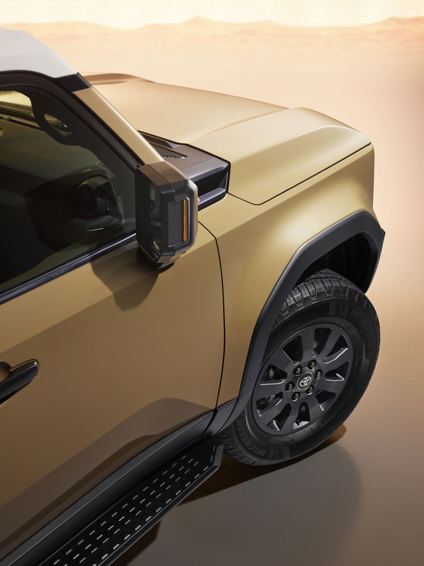 Detalle lateral del Toyota Land Cruiser enfocando el diseño del espejo retrovisor externo.