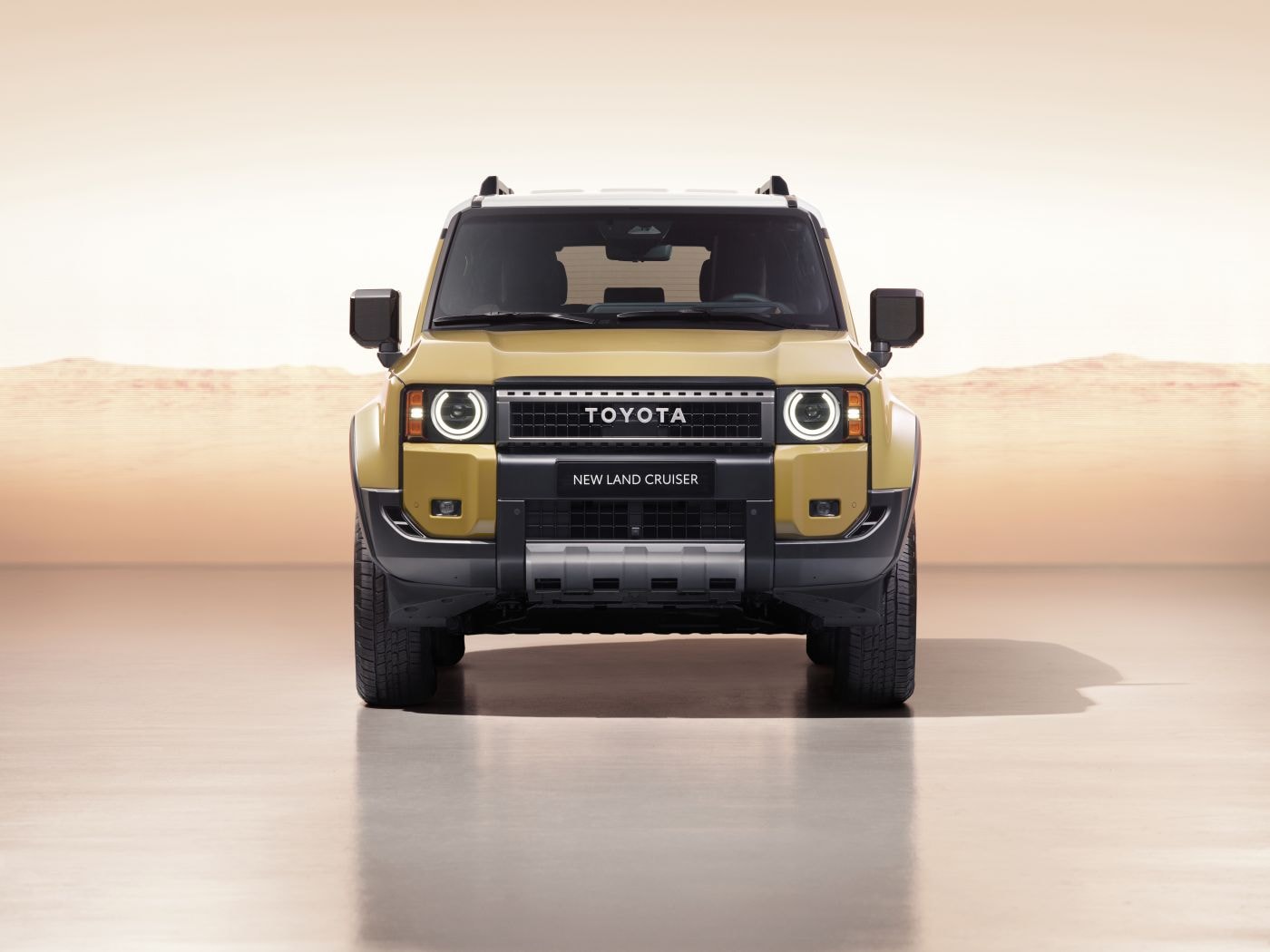 Imagen frontal del Toyota Land Cruiser que muestra su imponente parrilla y faros.