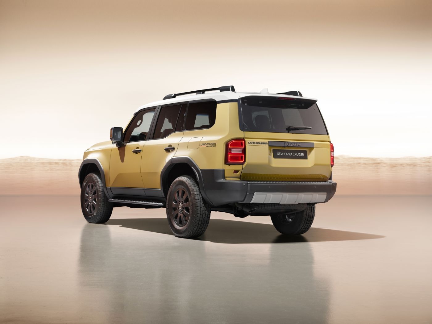 Imagen de la parte trasera y lateral del Toyota Land Cruiser, resaltando su diseño y aerodinámica.