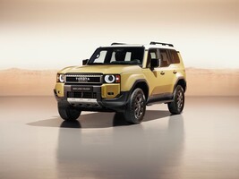 Vista angulada del Toyota Land Cruiser que muestra su robustez y diseño moderno. Vista angulada del Toyota Land Cruiser que muestra su robustez y diseño moderno.