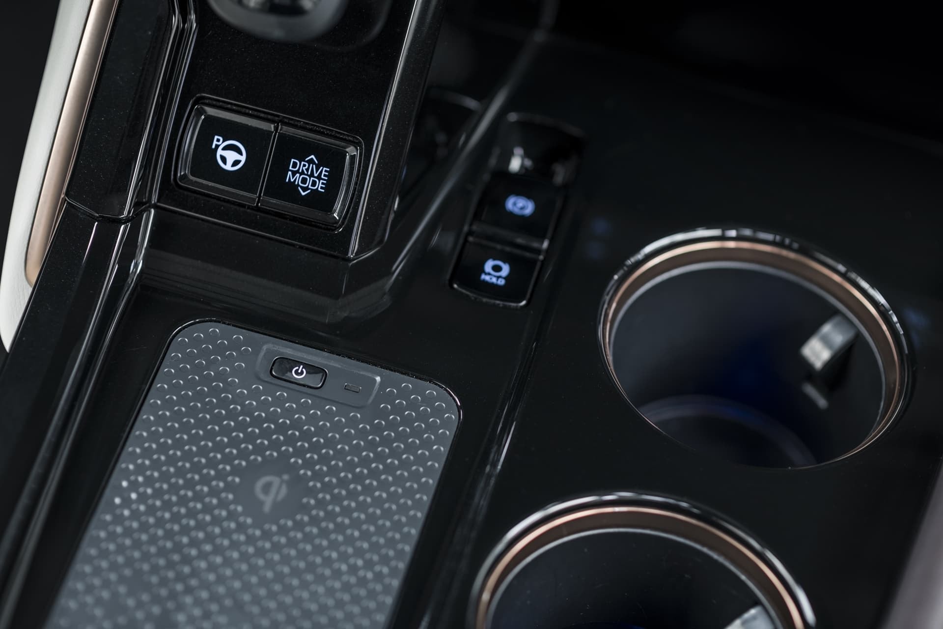 Detalle del cargador inalámbrico para smartphones con iluminación azul característica.