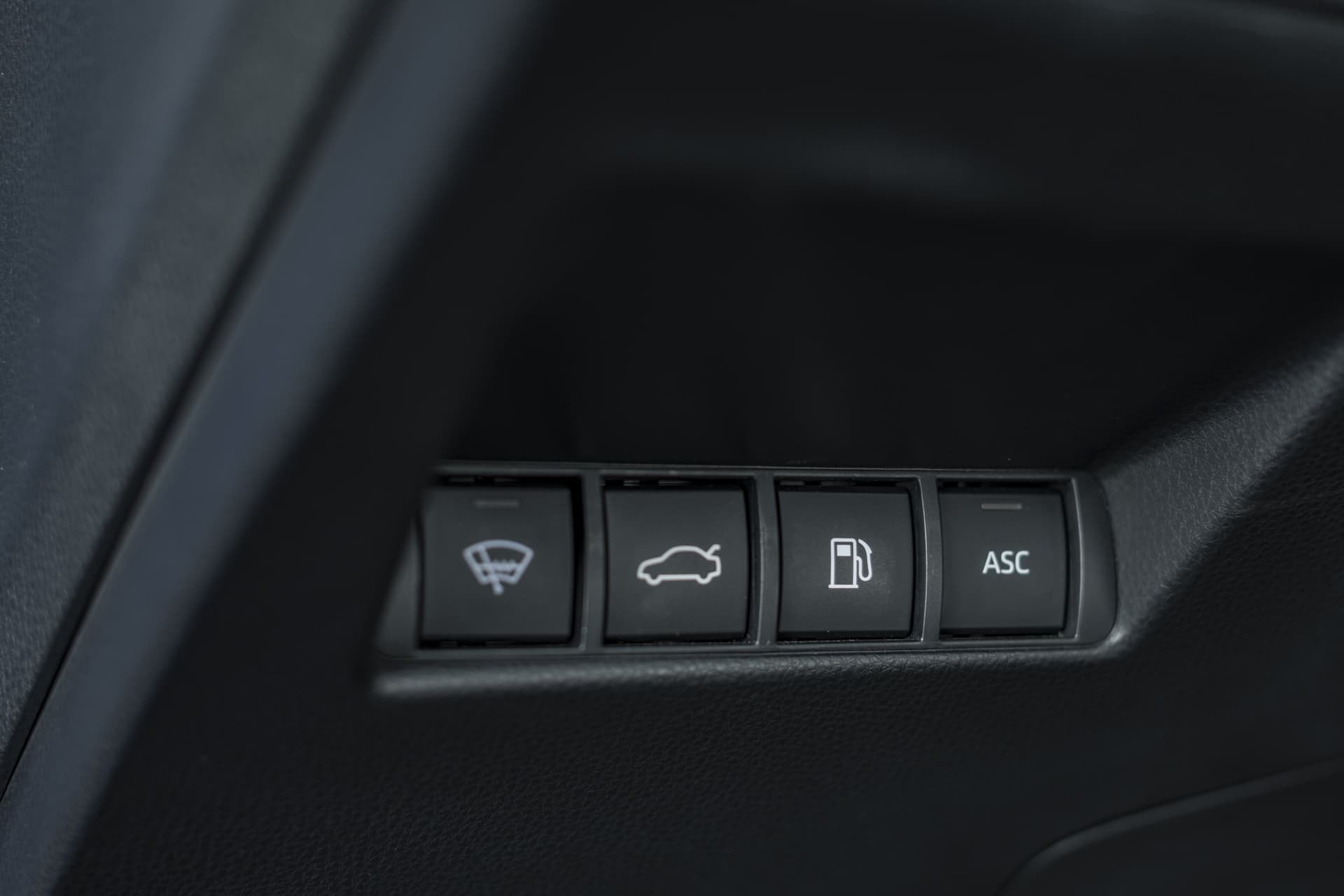 Close-up de los controles de asistencia en el lado del conductor, minimalismo y ergonomía.