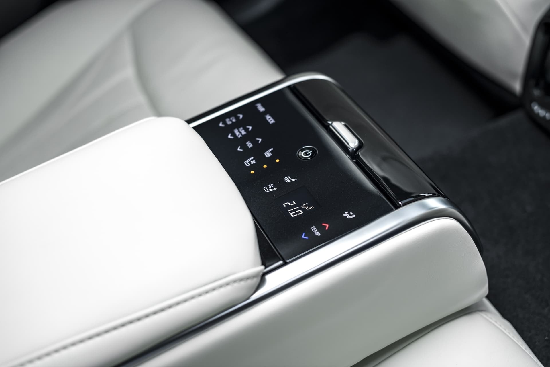 Panel elegante para el control de la intensidad del brillo y la configuración de los asientos.