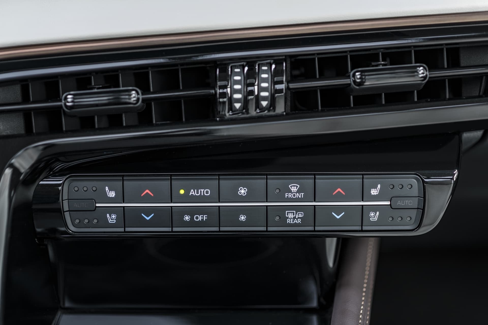 Detalle de los controles climáticos del Toyota Mirai