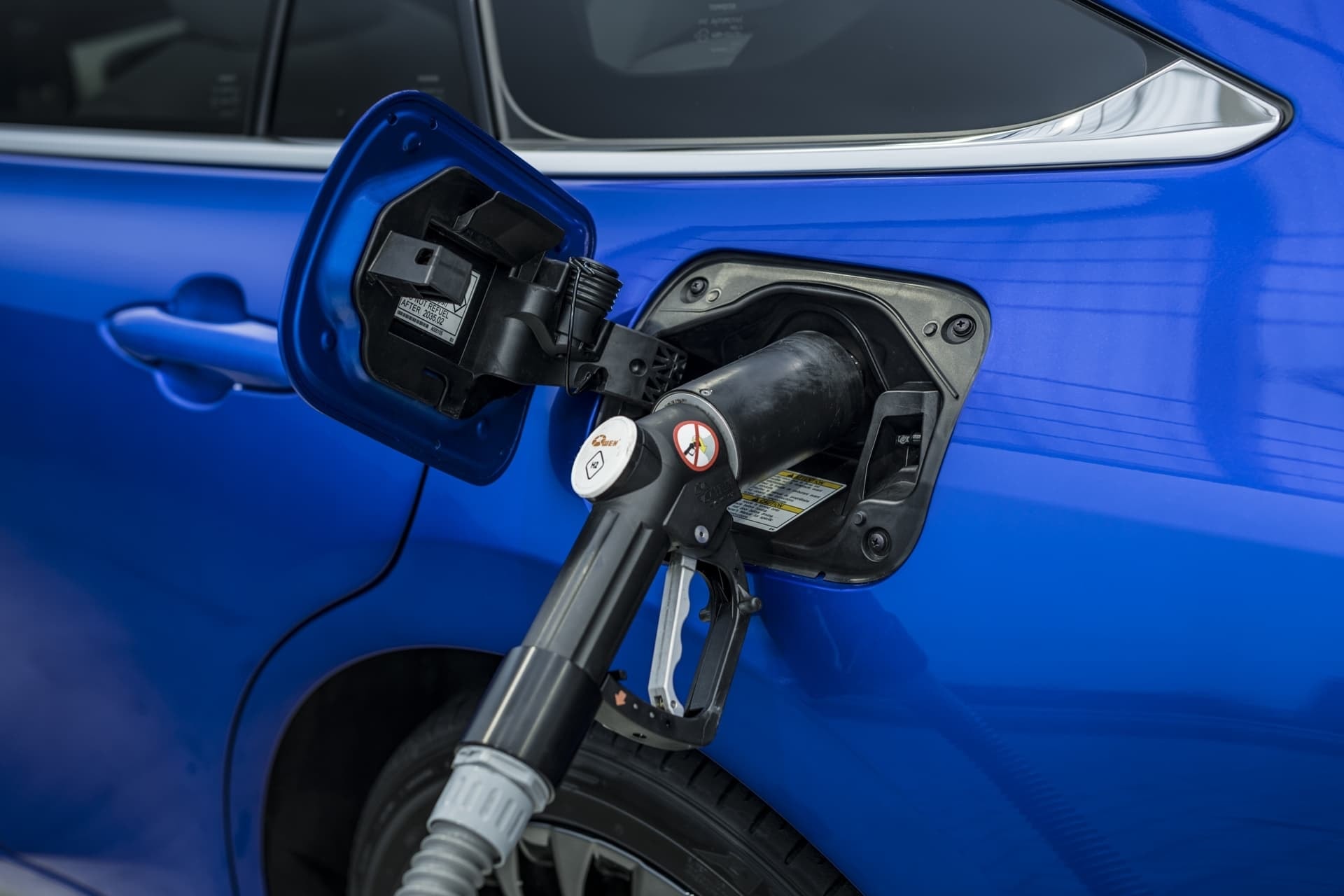 Primer plano del panel de control de la estación de carga de hidrógeno.