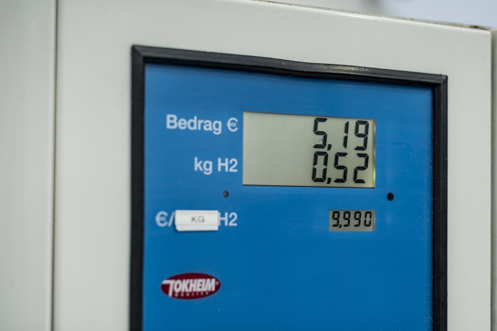 Panel de surtidor de hidrógeno, reflejando el futuro del Toyota Mirai.