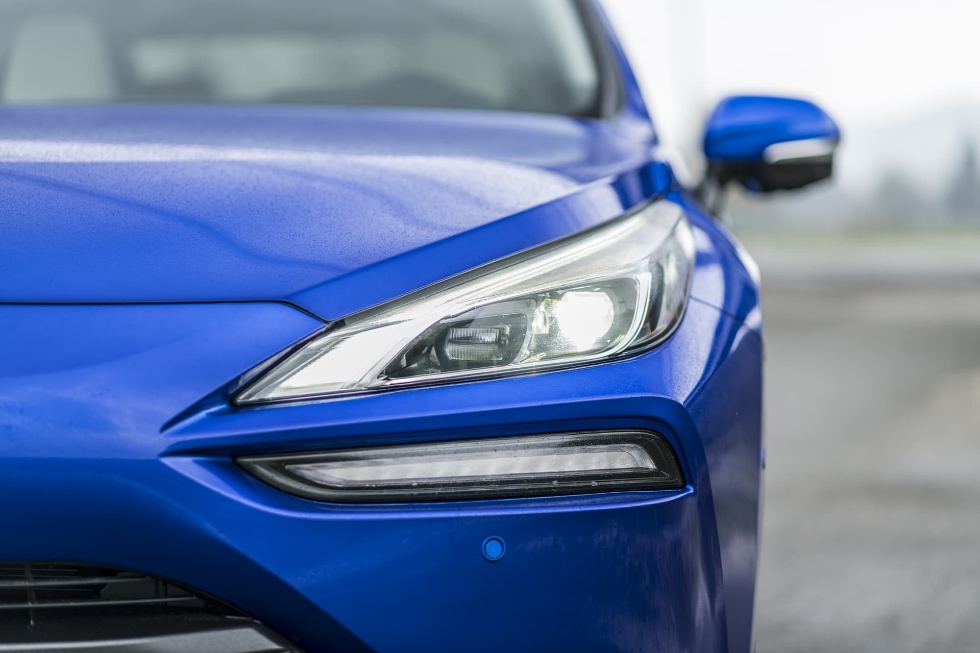 Detalles luz direccional en faros del Mirai