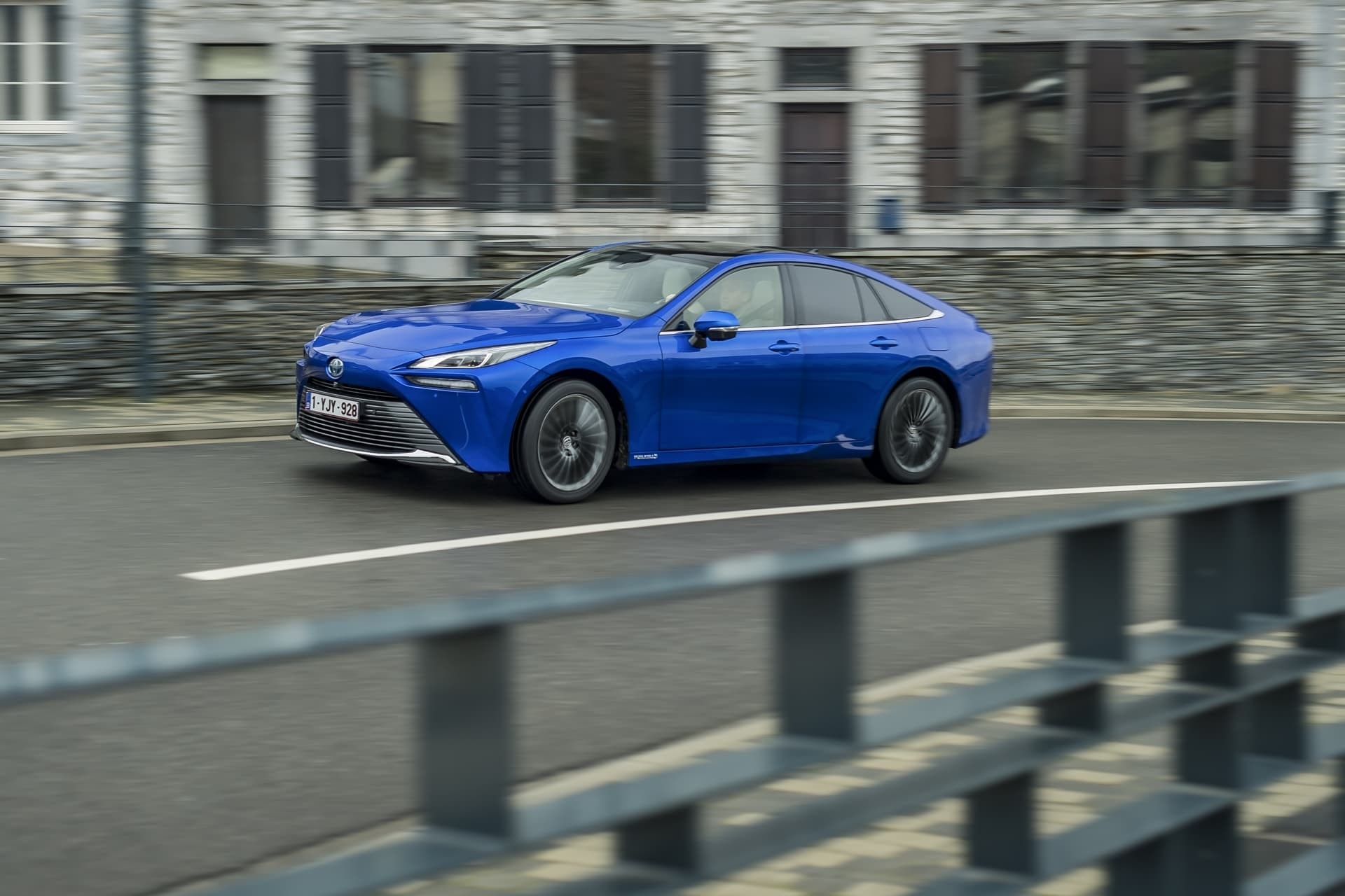 Movimiento fluido del Mirai por la ciudad, destacando su diseño lateral.