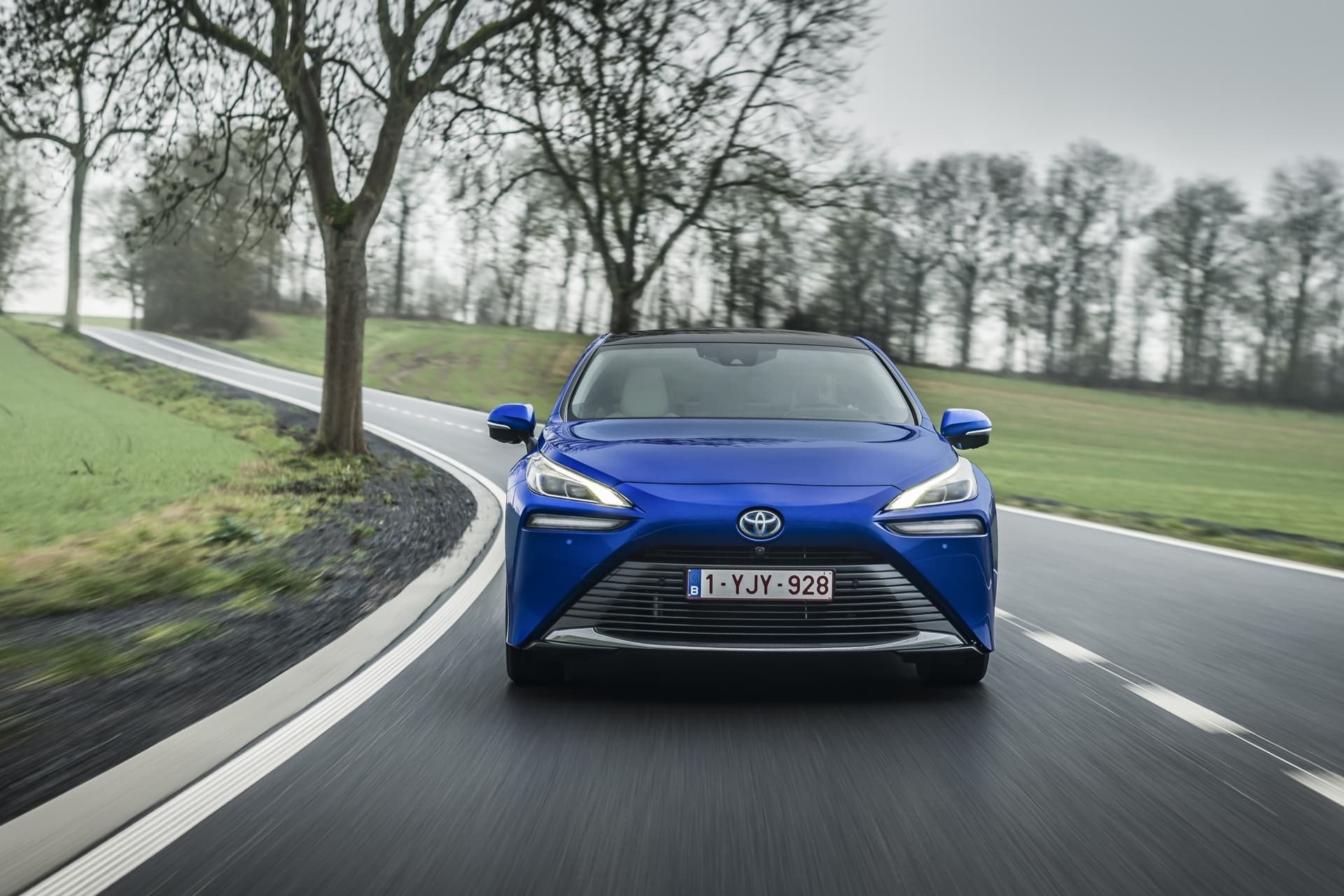 Imagen frontal del Toyota Mirai en carretera, mostrando su diseño agresivo.