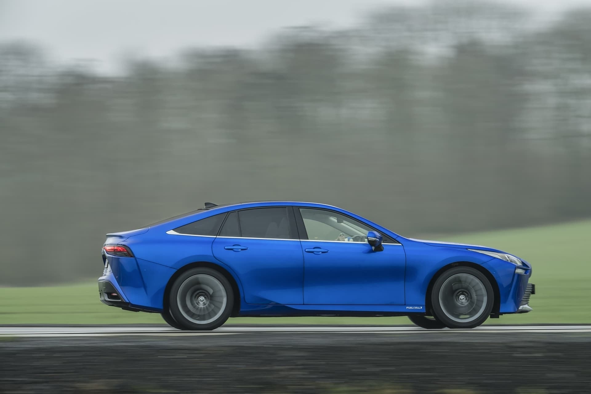 El Toyota Mirai proyecta una estampa lateral elegante en carretera.