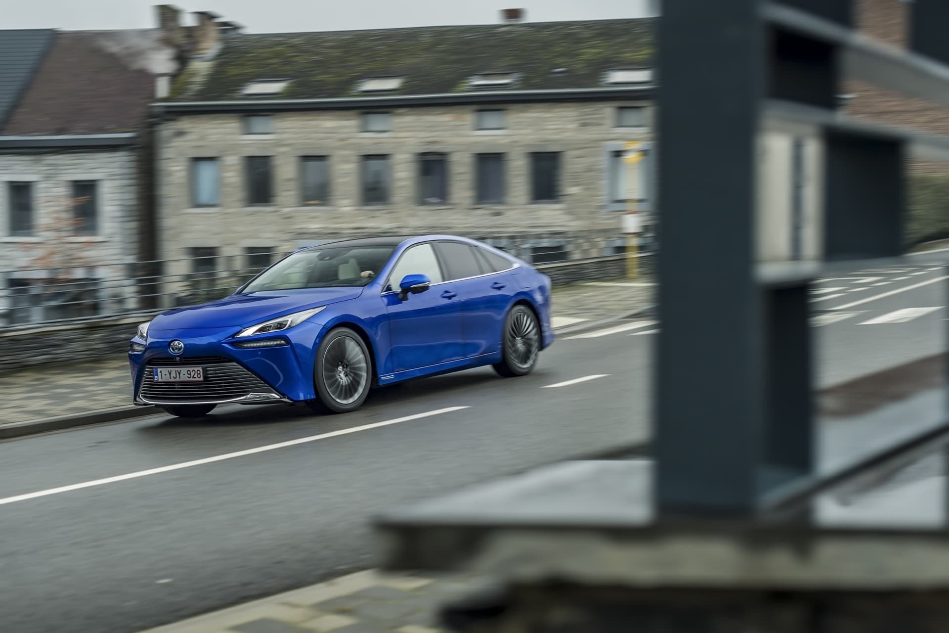 Mirai desplazándose con dinamismo en un entorno urbano.